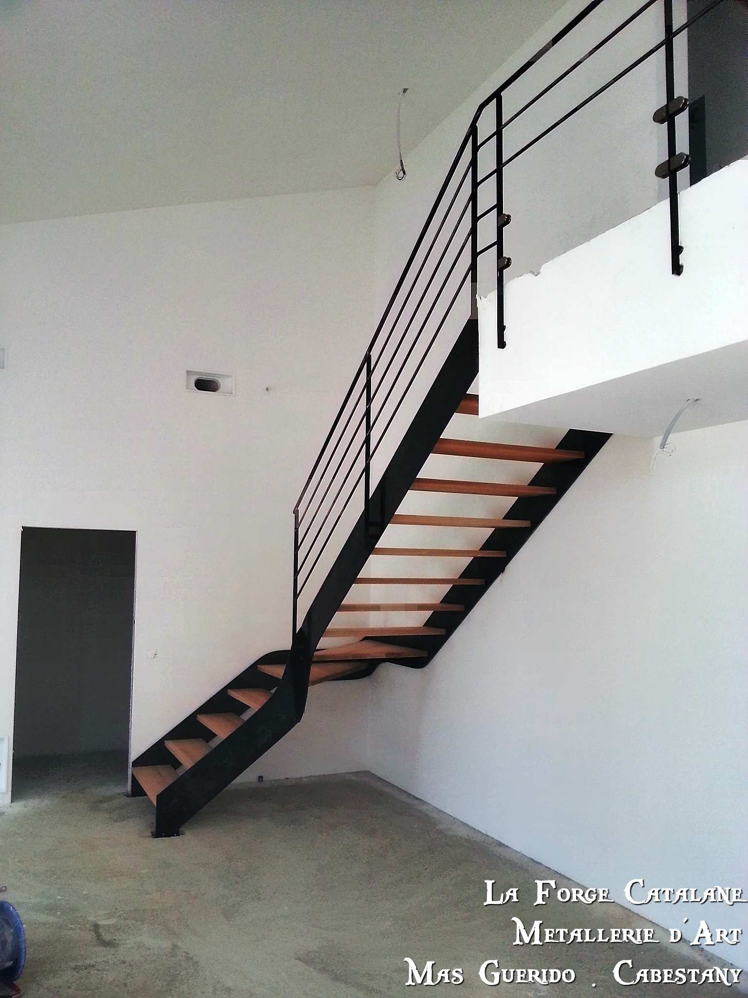 escalier double limon fer plat marches bois rampant 4 lisses horizontales forge catalane.jpg